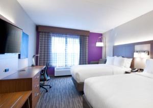 una camera d'albergo con 2 letti e una scrivania di Holiday Inn Express Quantico - Stafford, an IHG Hotel a Stafford