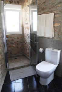 a bathroom with a toilet and a shower at Pension Subirats Perello in Perelló