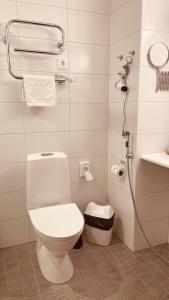 Koupelna v ubytování Hotelli Loimu by UHANDA