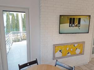 A television and/or entertainment center at Apartament Tulia
