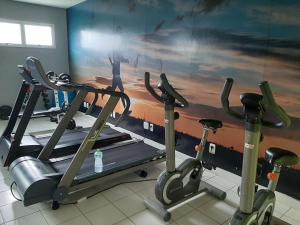 - une salle de sport avec 3 vélos d'exercice dans l'établissement Refúgio na natureza- Reserva do Sahy, à Mangaratiba
