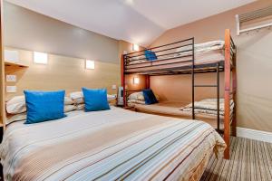 Двухъярусная кровать или двухъярусные кровати в номере The Craimar