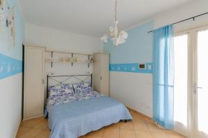 una camera con letto e pareti blu di BB Il Grande Salice Bike Friends a Ponti Sul Mincio