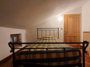 a bed in a room with aigiligiligil at La Sibilla in Macerata