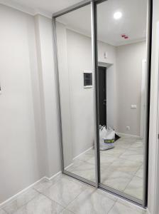 - une porte coulissante en verre dans une chambre aux murs blancs dans l'établissement Апартаменти Люкс, à Khmelnytsky
