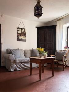 ein Wohnzimmer mit einem Sofa und einem Couchtisch in der Unterkunft Casa al Vento in Bidogno