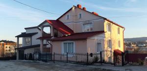 een wit huis met een rood dak bij Hercules in Truskavets