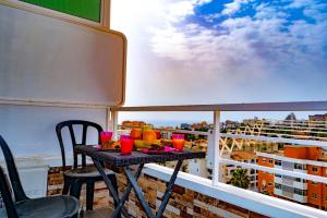 stół na balkonie z widokiem na miasto w obiekcie Nice studio with pool and internet fiber w mieście Torremolinos