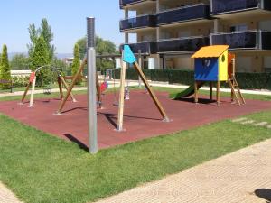 un parque con parque infantil con columpio en Apartamentos Inbesal, en La Pineda