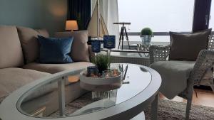 una sala de estar con una mesa y un sofá en Ferienwohnung Wattkieker, en Büsum