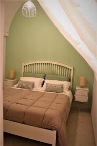 1 dormitorio con 1 cama grande y paredes verdes en Nunuccio - Locazione Turistica, en Polignano a Mare