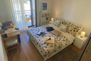 a bedroom with a bed with a blue and white comforter at Viola Cavtat Rooms in Cavtat