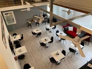 an overhead view of a restaurant with tables and chairs at Victoria Hotel in Pomigliano dʼArco