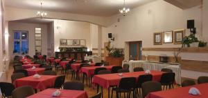 Reštaurácia alebo iné gastronomické zariadenie v ubytovaní Nauczycielskie Centrum