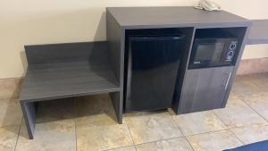Kuchyň nebo kuchyňský kout v ubytování Texas Inn & Suites McAllen at La Plaza Mall and Airport