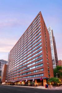 een hoog rood bakstenen gebouw in een stadsstraat bij Sonesta ES Suites Chicago Downtown Magnificent Mile Medical in Chicago