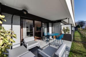 安錫的住宿－Le Reposoir - New 2 bedroom apartment with terrace & garage，阳台,配有桌椅