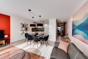 安錫的住宿－Le Reposoir - New 2 bedroom apartment with terrace & garage，客厅和带桌椅的用餐室