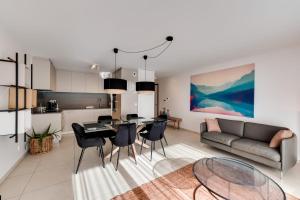 安錫的住宿－Le Reposoir - New 2 bedroom apartment with terrace & garage，客厅配有沙发和桌椅
