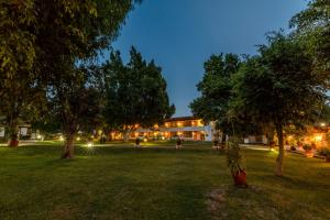 a campus at night with trees and a building at Mision De Los Angeles in Oaxaca City