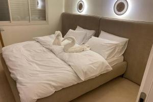 Llit o llits en una habitació de נוף המצוק