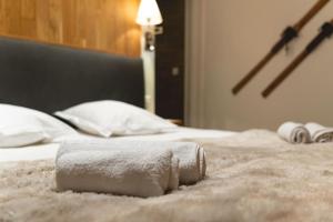 zbliżenie łóżka z ręcznikami w obiekcie La Cour Filaterie - Suite au cœur d'Annecy w Annecy