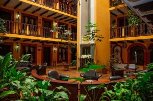 a courtyard of a hotel with chairs and plants at Hotel Catedral in San Cristóbal de Las Casas