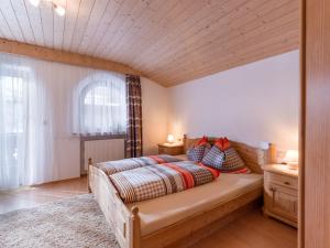 ein Schlafzimmer mit einem großen Bett in einem Zimmer in der Unterkunft Haus Sunnseiten in Tux