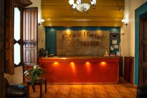 Gran Hotel El Encanto في سان كريستوبال دي لاس كازاس: بار في مطعم مع علامة على الحائط