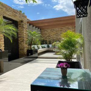 a patio with a table and some palm trees at Hotel Catena in Cochabamba