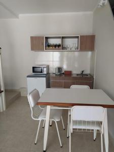 a kitchen with a table and chairs in a room at Departamento Tres Arroyos HORNERO I in Tres Arroyos