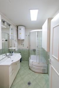 A bathroom at Hotel Crystal - Depandans