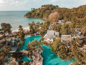 卡馬拉海灘的住宿－Thavorn Beach Village Resort & Spa Phuket，享有度假村和海洋的空中景致