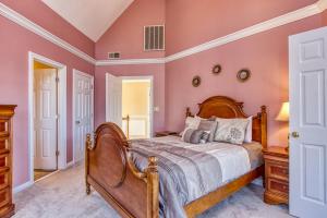 een slaapkamer met roze muren en een groot bed bij Ober Hideaway in Gatlinburg