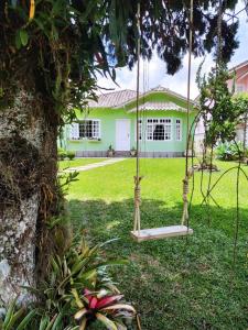 a swing in the yard of a house at Casa Verde - Suíte 1 in Teresópolis