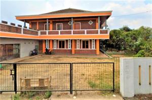 uma casa com uma cerca em frente em Villa Orange Lembang Pengkolan em Lembang