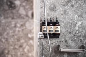 zwei Flaschen Wein an der Wand einer Dusche in der Unterkunft Page148, Page Hotels in Hongkong