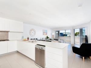 A kitchen or kitchenette at Footprints @ Fingal Bay