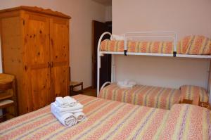 Двухъярусная кровать или двухъярусные кровати в номере Hotel Villa del Sole