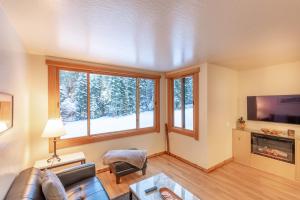 Μια τηλεόραση ή/και κέντρο ψυχαγωγίας στο Modern 1 bedroom in Ski Trails condo +13 φωτογραφίες