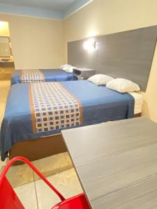 Postel nebo postele na pokoji v ubytování Texas Inn & Suites McAllen at La Plaza Mall and Airport