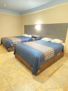 Postel nebo postele na pokoji v ubytování Texas Inn & Suites McAllen at La Plaza Mall and Airport