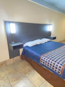 Postel nebo postele na pokoji v ubytování Texas Inn & Suites McAllen at La Plaza Mall and Airport