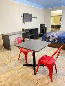 Kuchyň nebo kuchyňský kout v ubytování Texas Inn & Suites McAllen at La Plaza Mall and Airport