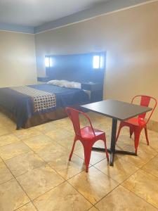 Postel nebo postele na pokoji v ubytování Texas Inn & Suites McAllen at La Plaza Mall and Airport