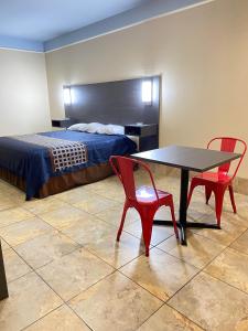 Postel nebo postele na pokoji v ubytování Texas Inn & Suites McAllen at La Plaza Mall and Airport