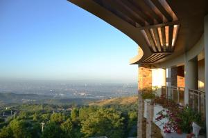 Timberland Highlands Resort في San Mateo: منظر من الشرفة على مبنى