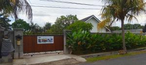 Zahrada ubytování Tamiu Guesthouse at Desa Wisata Keramas Near Keramas Surf Beach