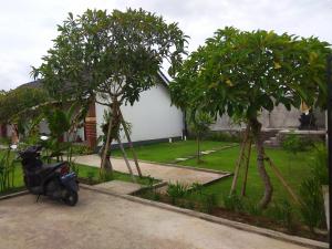 Zahrada ubytování Tamiu Guesthouse at Desa Wisata Keramas Near Keramas Surf Beach