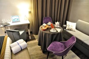 pokój hotelowy ze stołem i kanapą w obiekcie Hotel Aquila w mieście Orte